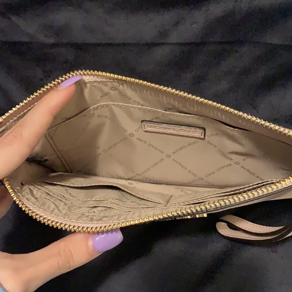 Michael kors wristlet - Picture 3 of 3